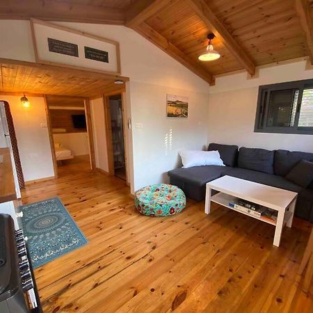 Bit Cabin Near The Airport Kfar Daniel Extérieur photo