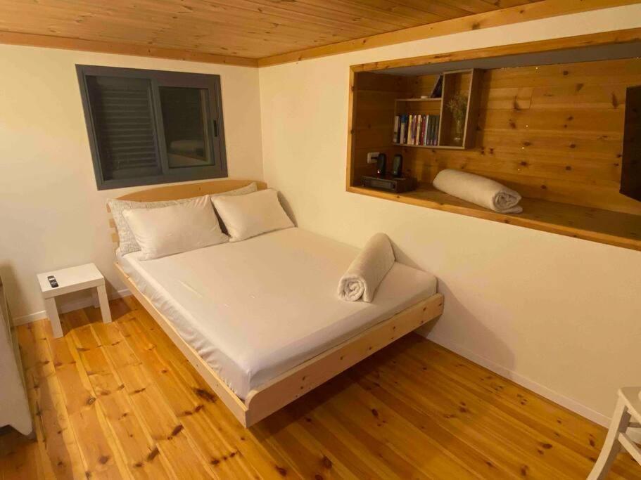 Bit Cabin Near The Airport Kfar Daniel Extérieur photo